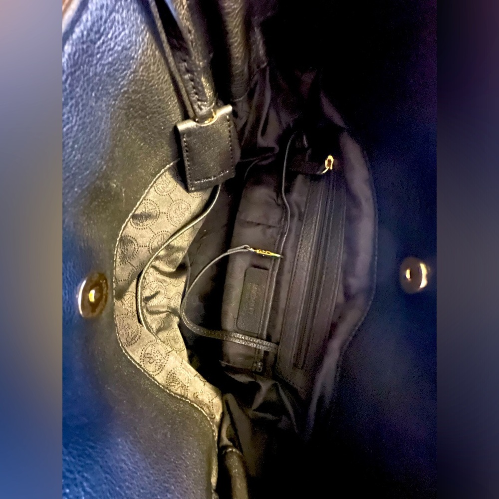 Good Condition👜MK Michael Kors Black textured bag👜with grommets. - Picture 6 of 7